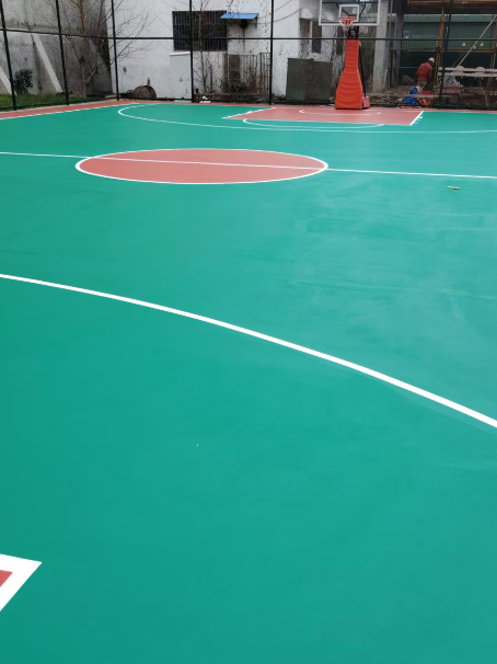 措美 球场长期使用易出现地面开裂
